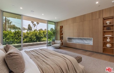 Located on one of Brentwood's most coveted streets and moments - photo 20