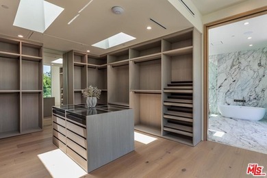 Located on one of Brentwood's most coveted streets and moments - photo 21