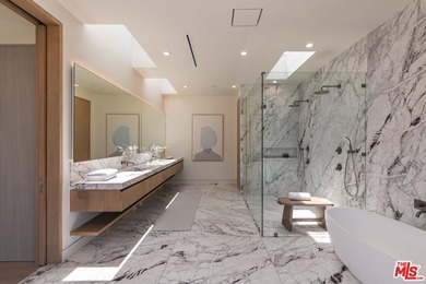Located on one of Brentwood's most coveted streets and moments - photo 22