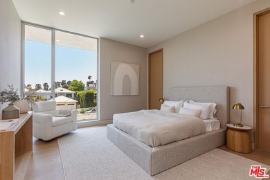 Located on one of Brentwood's most coveted streets and moments - photo 26