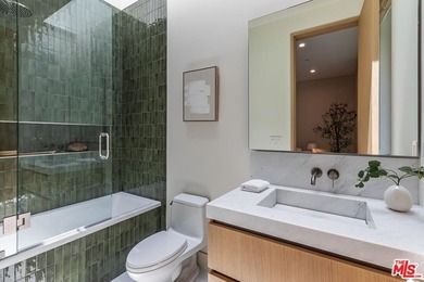 Located on one of Brentwood's most coveted streets and moments - photo 29