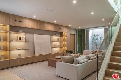 Located on one of Brentwood's most coveted streets and moments - photo 31