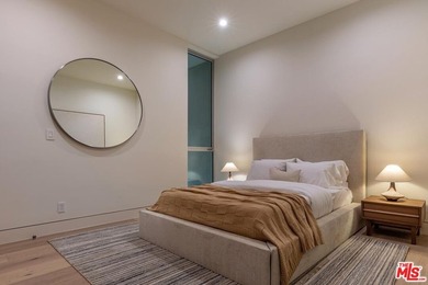 Located on one of Brentwood's most coveted streets and moments - photo 35