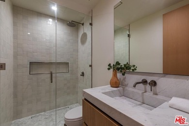 Located on one of Brentwood's most coveted streets and moments - photo 36