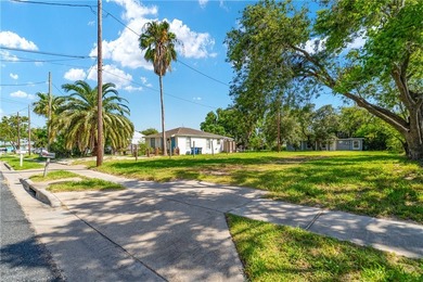 Situated just blocks from the water, this little 2-bedroom gem - photo 2