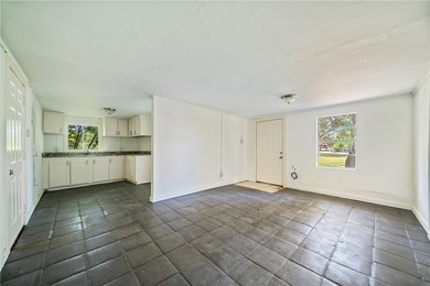 Situated just blocks from the water, this little 2-bedroom gem - photo 3