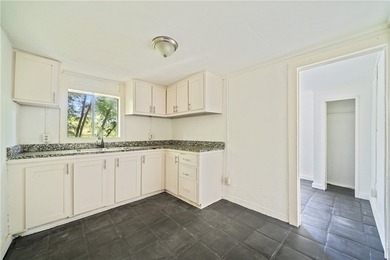 Situated just blocks from the water, this little 2-bedroom gem - photo 5