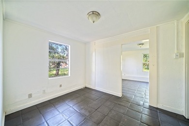Situated just blocks from the water, this little 2-bedroom gem - photo 10