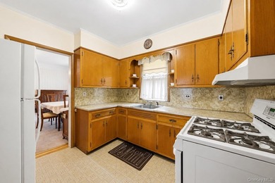 Nestled in the highly sought-after Woodlawn Heights neighborhood - photo 12