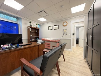 Medical office-1660 sqft-Prime flushing location located in the - photo 2