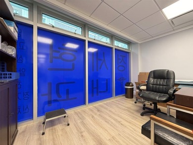 Medical office-1660 sqft-Prime flushing location located in the - photo 3