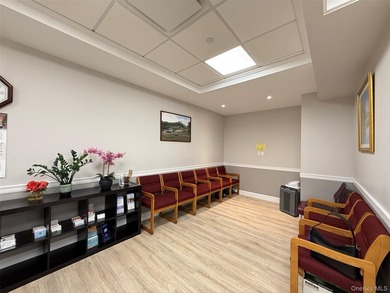 Medical office-1660 sqft-Prime flushing location located in the - photo 5