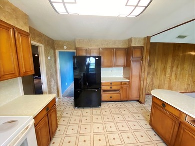 This four-side brick home in Rolling Acres subdivision has a lot - photo 7