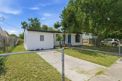 Beautifully updated and move-in ready! This charming home - photo 4