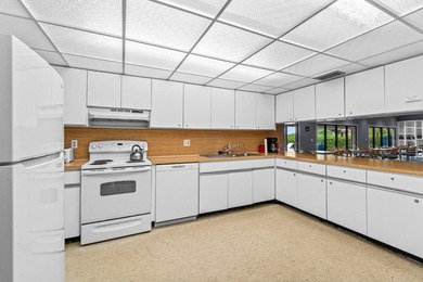 Rarely available & totally remodeled 2-bed, 2-bath END UNIT - photo 40
