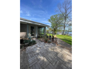 3BR/2BA home in a low-traffic area of beautiful Lake Bruin with - photo 4