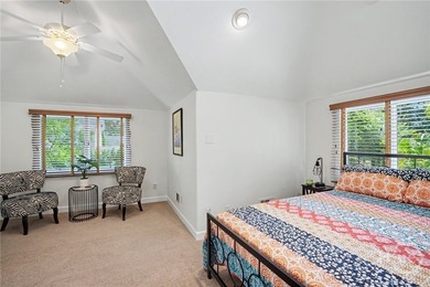 Exceptional privacy and an unbeatable location in Oakridge at - photo 29