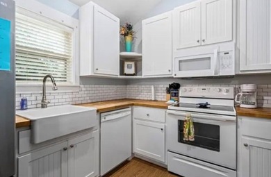 Charming 2-bedroom, 1-bath cottage in the desirable Copano - photo 2