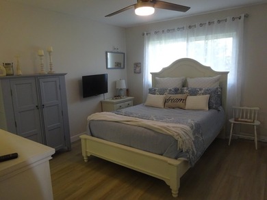 Beautifully updated, 1 story villa type condo. Located in a very - photo 12