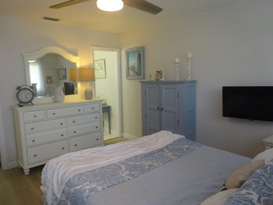 Beautifully updated, 1 story villa type condo. Located in a very - photo 13