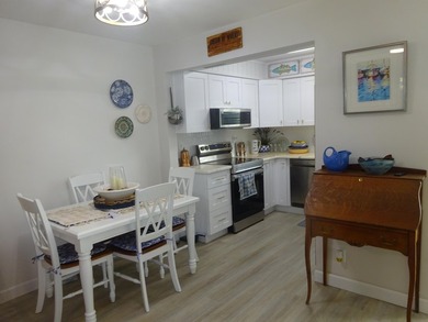 Beautifully updated, 1 story villa type condo. Located in a very - photo 14