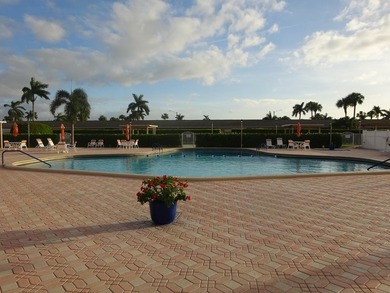 Beautifully updated, 1 story villa type condo. Located in a very - photo 17
