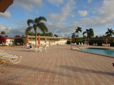 Beautifully updated, 1 story villa type condo. Located in a very - photo 18