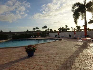 Beautifully updated, 1 story villa type condo. Located in a very - photo 19