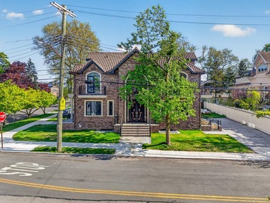 This exquisite corner-lot residence in prime Bayside features a - photo 4