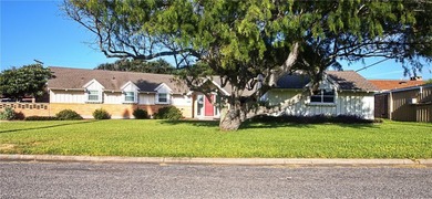 LOCATED in the heart of Portland! This beautifully maintained - photo 3