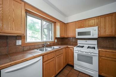 Location, convenience and comfort! Enjoy the summertime beauty - photo 5