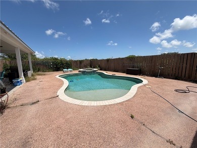 Discover the potential of this spacious 4-bedroom, 4-bath home - photo 7