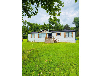 This beautiful 3 bedroom, 2 bath move in ready home is located - photo 1