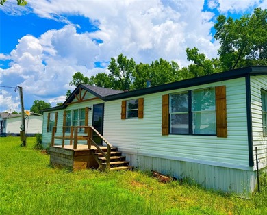 This beautiful 3 bedroom, 2 bath move in ready home is located - photo 2