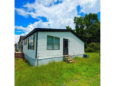 This beautiful 3 bedroom, 2 bath move in ready home is located - photo 3