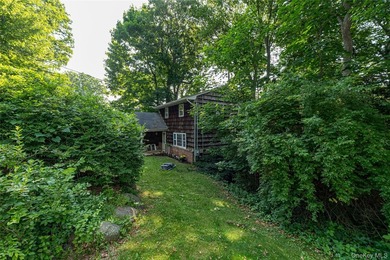 Opportunity to make this charming Halesite home your own. Tucked - photo 28