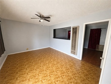 Investor special with plenty of potential. This 3 bedroom, 1 - photo 2
