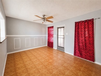 Investor special with plenty of potential. This 3 bedroom, 1 - photo 3