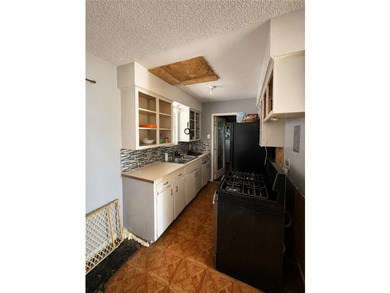 Investor special with plenty of potential. This 3 bedroom, 1 - photo 4
