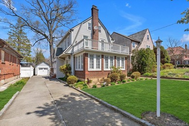 Welcome home to this cozy 3-bedroom colonial in the heart of - photo 1