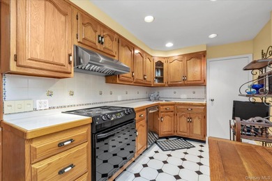 Welcome home to this cozy 3-bedroom colonial in the heart of - photo 8