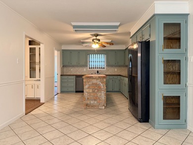 Welcome home to this charming 3-bedroom, 2.5 bath home in the - photo 11