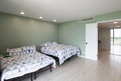 Beautiful 3 bedroom 3 full bath unit with Amazing Panoramic - photo 26