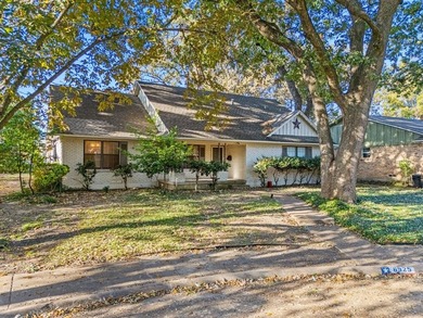 Excellent remodel opportunity! This two-story, 4 bedroom, 2.5 - photo 2