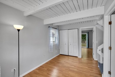 Gorgeous, move-in-ready, end-unit townhouse with 2 bedrooms, 1.5 - photo 5