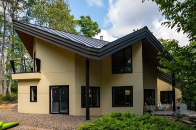Nichee sur les rives paisibles du lac a l'Ile, cette residence - photo 8