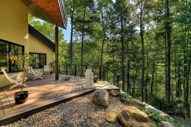 Nichee sur les rives paisibles du lac a l'Ile, cette residence - photo 9