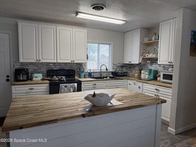 This beautiful home boasts 4 bedrooms pus a bonus/flex room and - photo 7