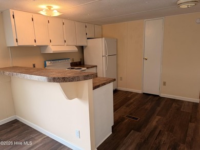 Well maintained Oakwood Mobile Home on a beautiful and peaceful - photo 3