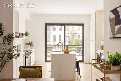 Welcome to this beautifully reimagined 1915 townhouse a fully - photo 4